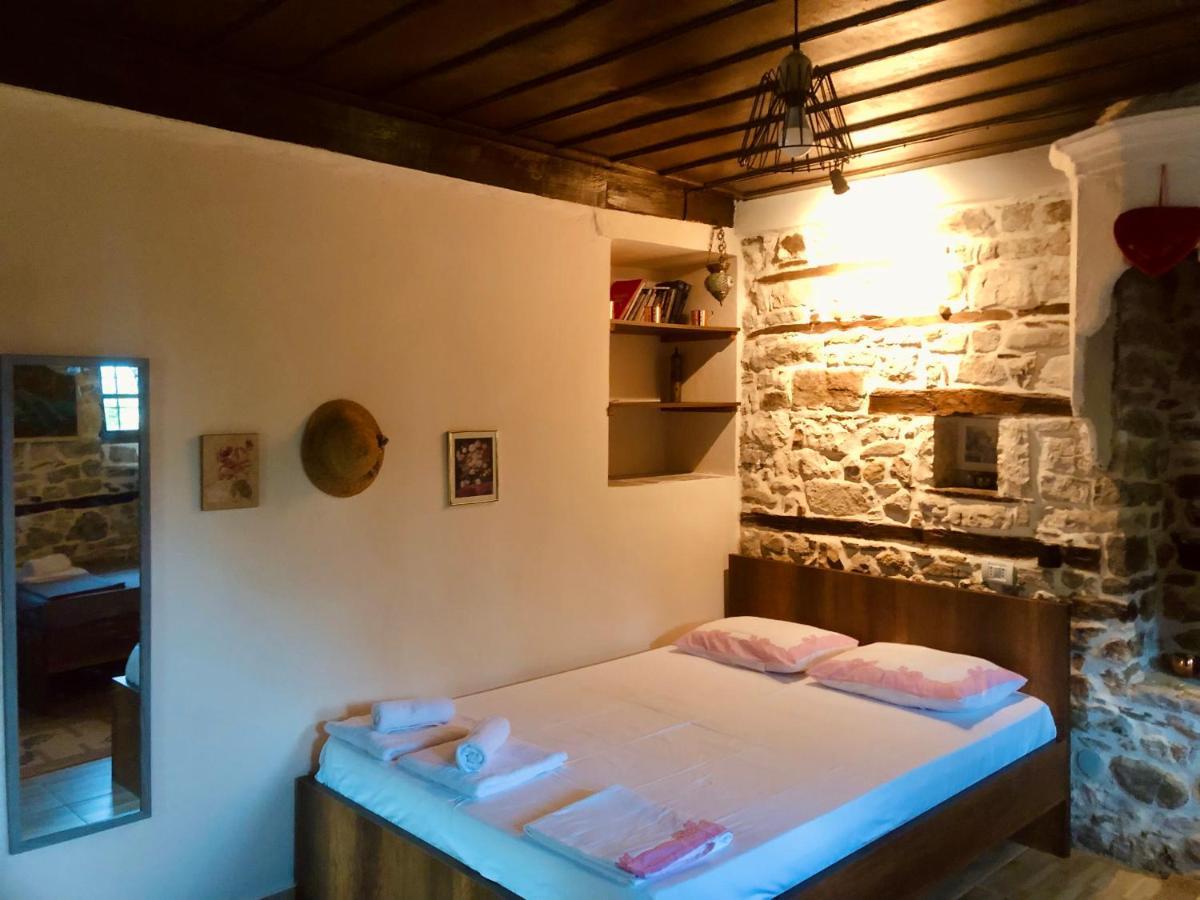 Restaurant & Guest House Semani 베라트 외부 사진