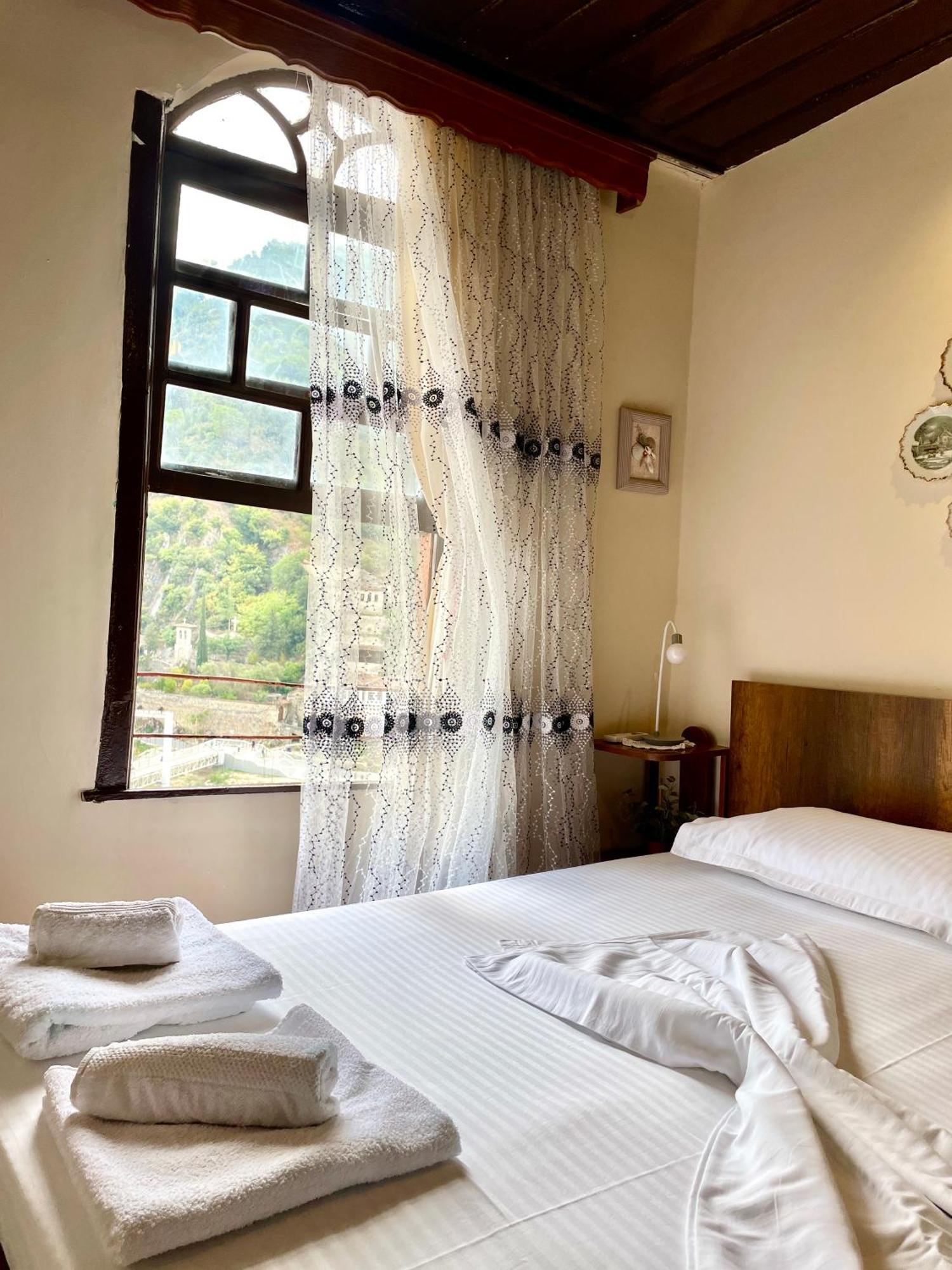 Restaurant & Guest House Semani 베라트 외부 사진