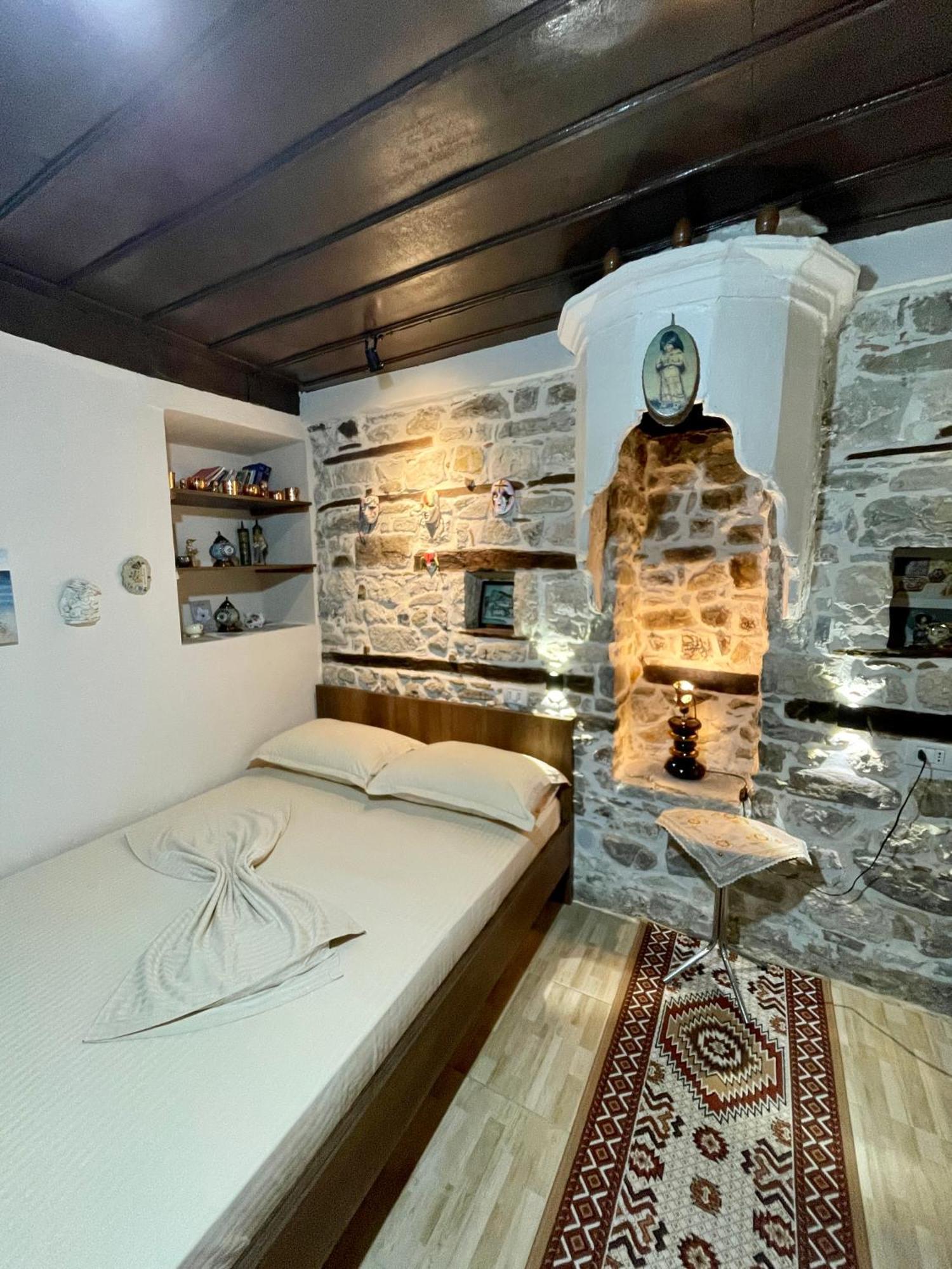 Restaurant & Guest House Semani 베라트 외부 사진