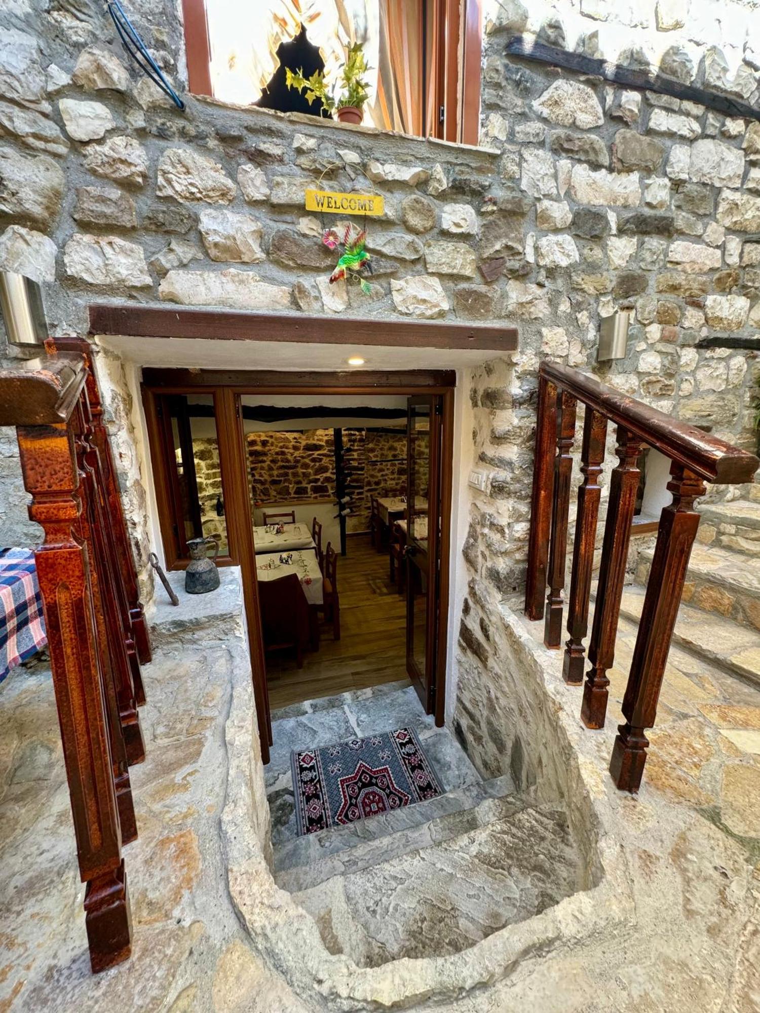 Restaurant & Guest House Semani 베라트 외부 사진