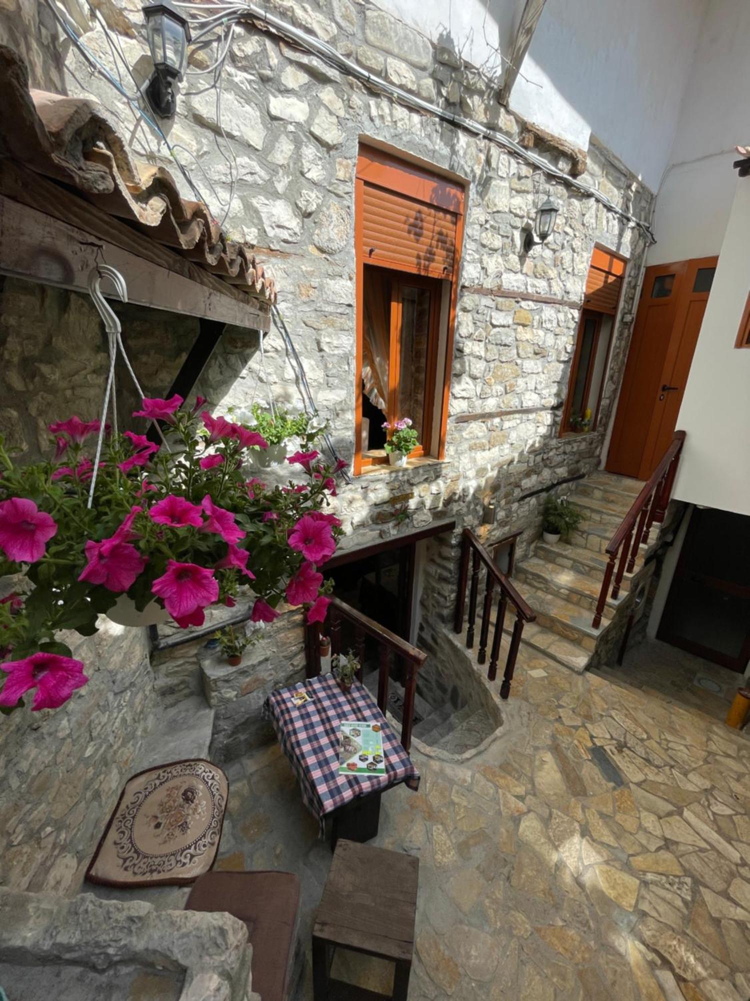 Restaurant & Guest House Semani 베라트 외부 사진